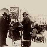 La crescente fama port� anche all�apertura nei primi anni del 900 del bar De Cillis, al civico 8 della centralissima via Sparano, in una citt� in cui erano presenti ovunque manifesti pubblicitari che promuovevano i distillati